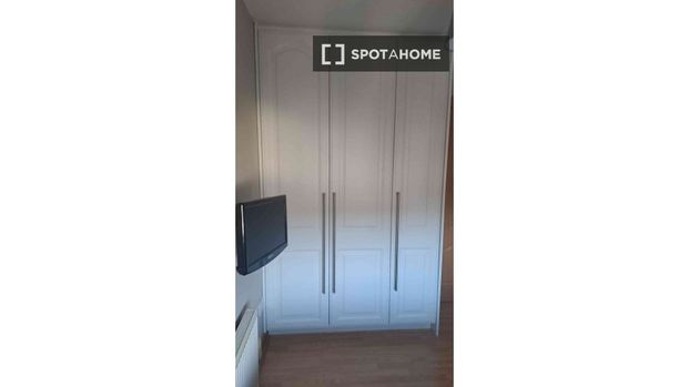 Room in shared 4-bedroom flat for rent in Drumfinn, Dublin - Photo 1