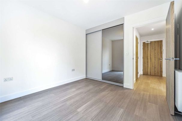 A brand new one bedroom apartment at Bankside Gardens completed by Berkeley Homes. - Photo 1