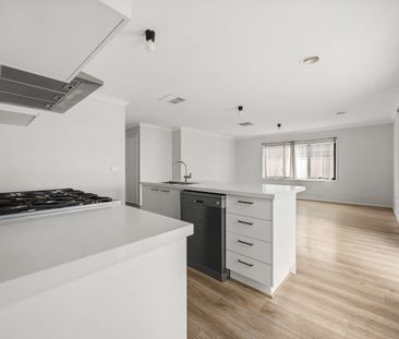 Modern and low maintenance Living - Photo 5