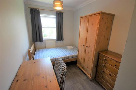 3 bedroom flat to rent - Photo 2