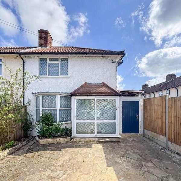 Goldbeaters Grove, Edgware, HA8 - Photo 1