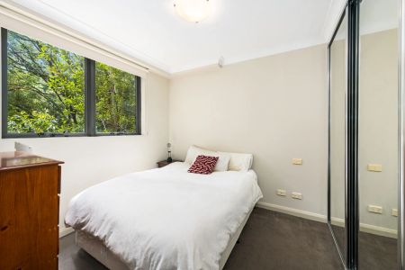 Easy-Care Living, With Village Convenience & Rail A Short Stroll Away - Photo 4