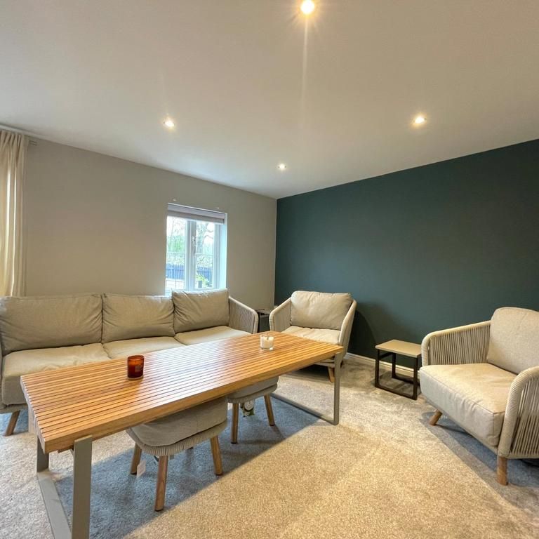 4 bedroom end of terrace house to rent - Photo 1