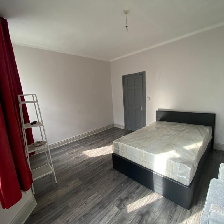 Room 1, Trundleys Road, Lewisham, London SE8 - Photo 1