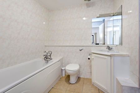 Sailmakers Court, William Morris Way, Chelsea Embankment, London, SW6 - Photo 2