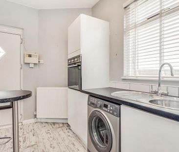 2 bedroom end of terrace house to rent - Photo 4