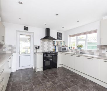 4 bedroom detached house to rent - Photo 6