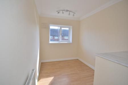 3 bedroom Terraced House To Let - Photo 2