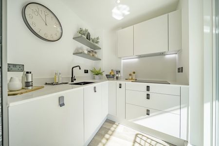 Flat to rent - Tweedy Road, Bromley, BR1 - Photo 4