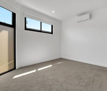 Stylish three-level townhouse in the heart of Abbotsford - Photo 4