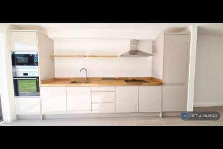 3 bedroom end of terrace house to rent - Photo 2