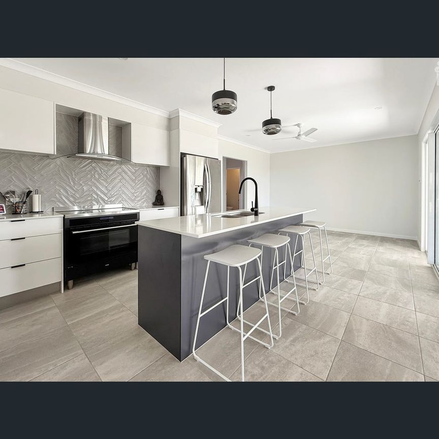 1 Bowie Avenue, Kawungan, Qld 4655 - Photo 1