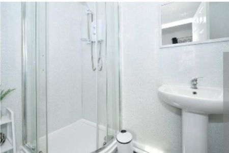 1 bedroom in a house share to rent - Photo 3