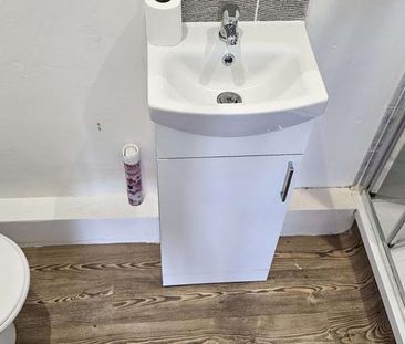 1 bedroom in a house share to rent - Photo 5