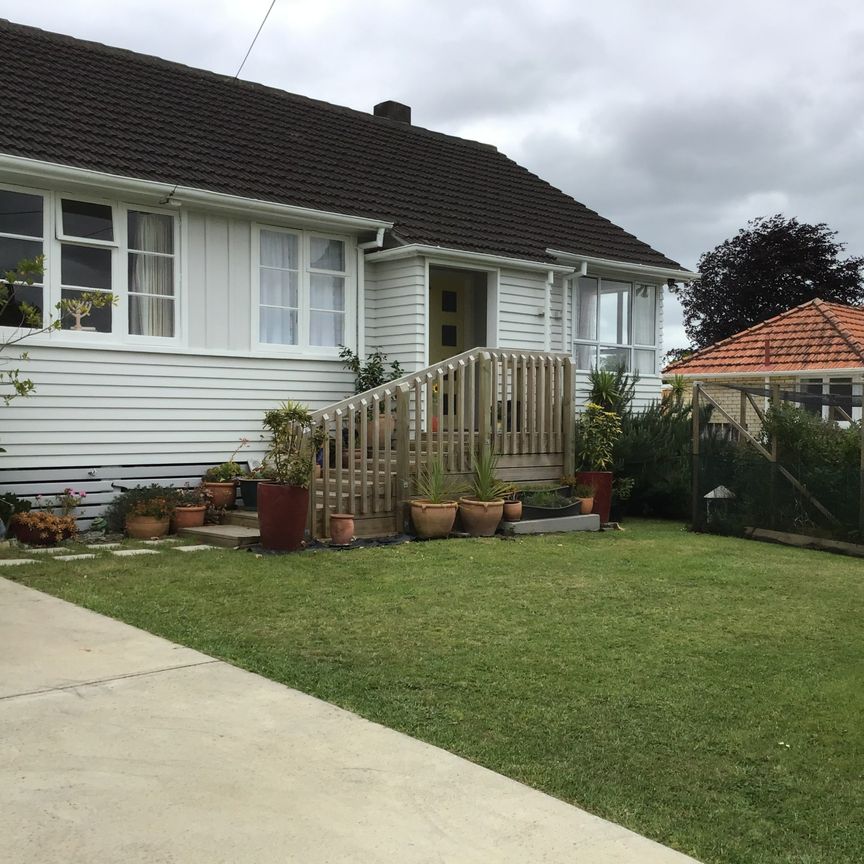 Cozy three-bedroom home available for rent! - Photo 1