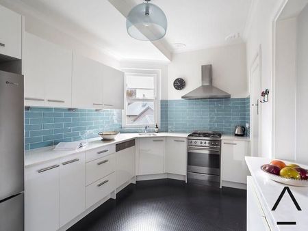 Light filled and peaceful two bedroom unit in Woollahra - Photo 3