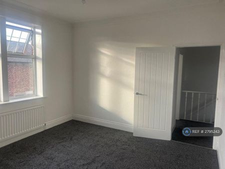 3 bedroom flat to rent - Photo 3