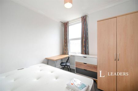 4 bedroom terraced house to rent - Photo 5