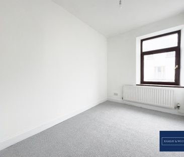 4 bedroom end of terrace house to rent - Photo 2