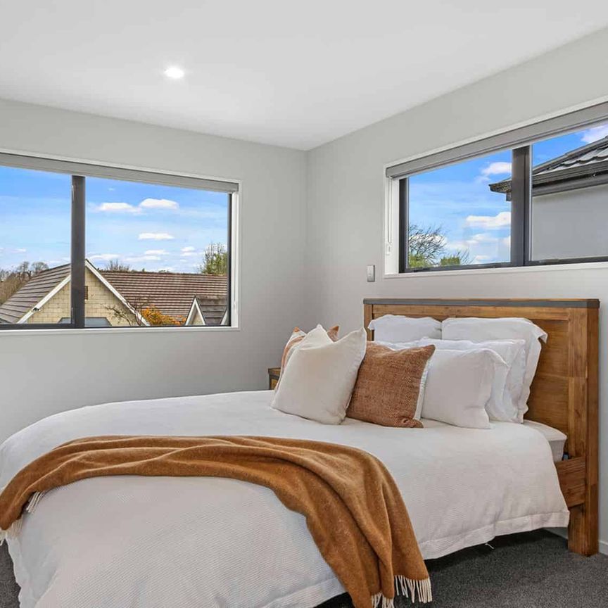 Modern and Sunny Room - Photo 1