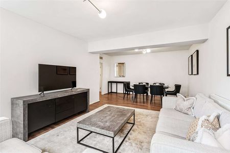 This large, bright and spacious two bedroom, two bathroom apartment is located in the heart of Westminster. - Photo 2