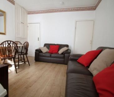 4 Bed - Bright 4 Bedroom House, Crookes - Photo 2