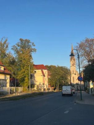 Attraktive Dachgeschosswohnung im Neubau mit Einbauküche und Außenstellplatz - Foto 1