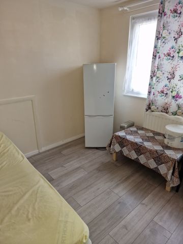Studio Flat, Ivinghoe Road, RM8 - Photo 4