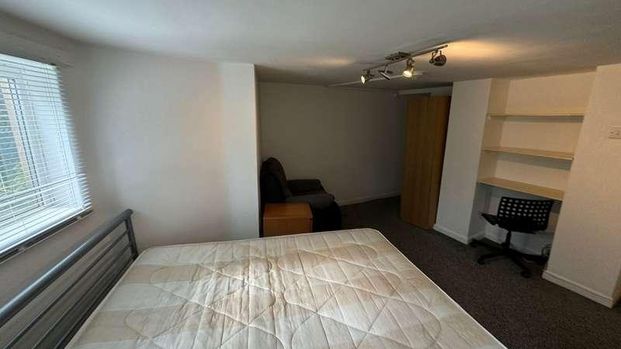 Beechwood Grove, Burley, Leeds, LS4 - Photo 1