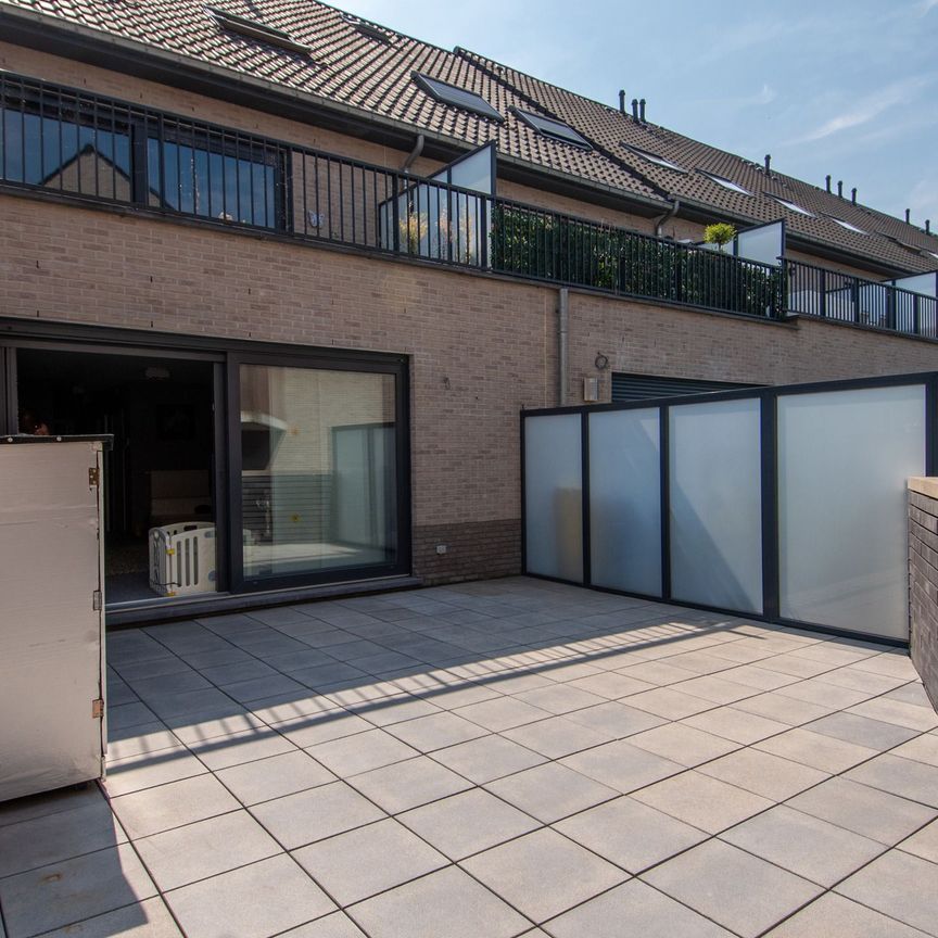 Recent 2 slpk appartement met groot terras en ondergrondse parking! - Photo 1