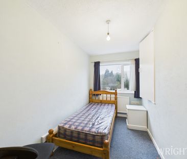 4 bedroom End Terraced House - Travellers Lane, Hatfield - Photo 4