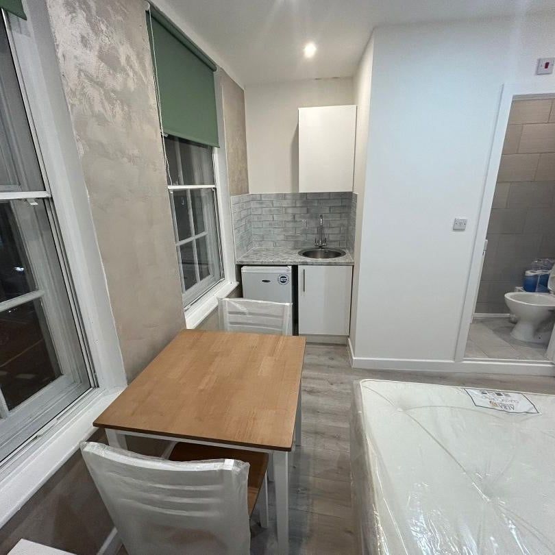 Studio Flat, London, SW1V - Photo 1