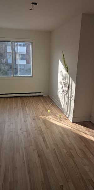 4 1/2 à louer à Lachine, libre immédiatement, proche du canal Lachine et du parc Lasalle. ( 1 place de stationnement privée ) - Photo 1