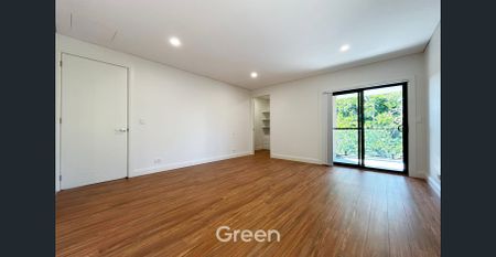 Modern, Stylish Five-Bedroom Duplex in Prime Location! - Photo 4