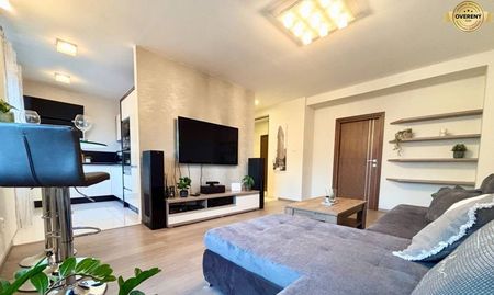 Štýlový, zariadený 2- izbový byt s balkónom pri stanici!!! - Fotografia 2