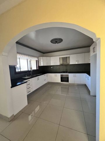 Amazing Large 5 Bedroom Home - Photo 2