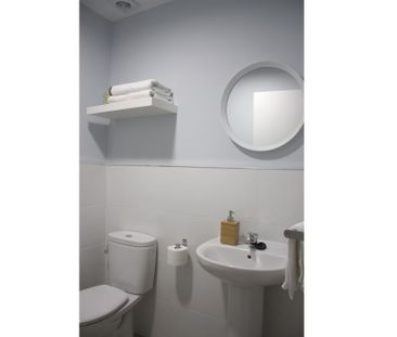 Room with balcony in Lavapiés - Photo 1