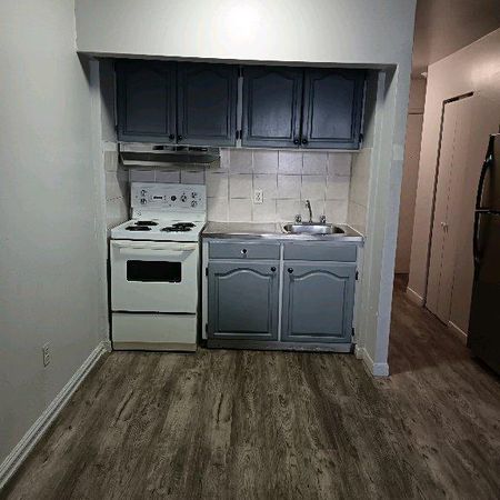 logement à louer 21/2 poêle, frigo inclus. chauffage électricité et eau chaude inclus. Pas d'animaux - Photo 4