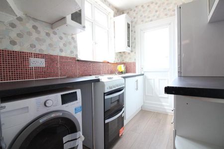 3 bedroom end of terrace house to rent - Photo 3