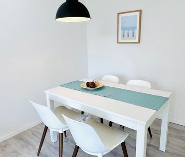 Voll möblierte, modern eingerichtete 3-Zimmer-Wohnung mit Balkon in... - Foto 1