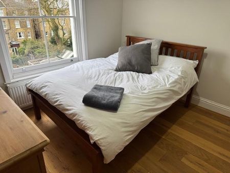 Lovely light bright room near London Fields - Photo 3