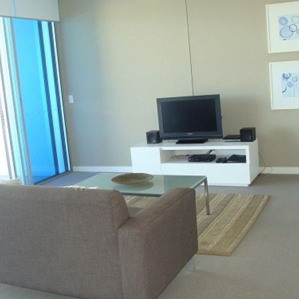 1 bedroom apartment overlooking the Broadwater - Photo 1