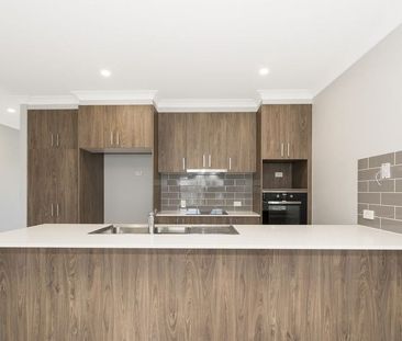 MODERN AND IMMACULATELY PRESENTED FAMILY HOME - Photo 4