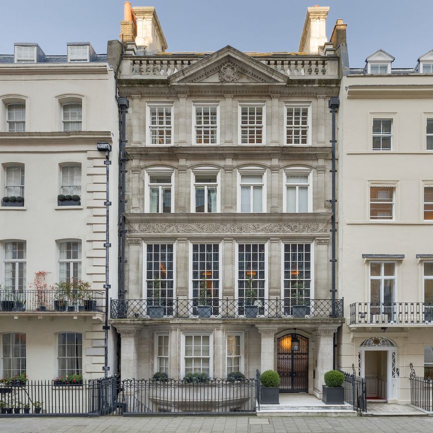 Four-bedroom, modernised apartment in a Grade II listed building - Photo 1