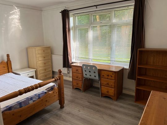 4 Bed Flat, Thursley House, KT2 - Photo 1