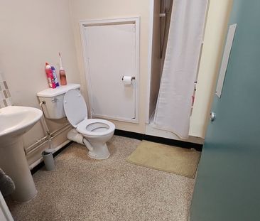 Room in a Shared Flat, Belvedere Road, M6 - Photo 3