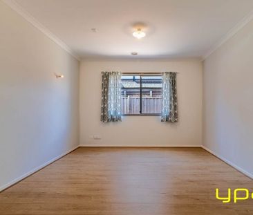 Charming Cranbourne West Family Home Awaits! - Photo 3