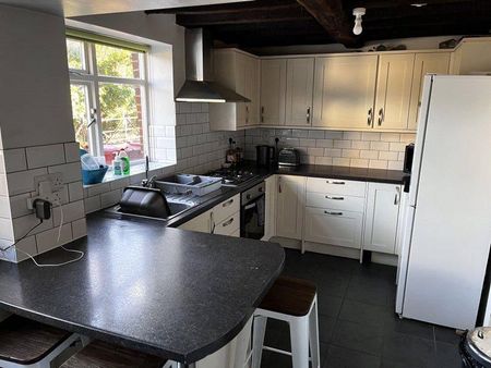 1 bedroom in a house share to rent - Photo 5