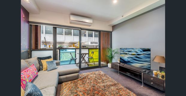 Sleek & Central 2-Bed Apartment in Melbourne - SHORT TERM LEASES AVAILABLE - Photo 1