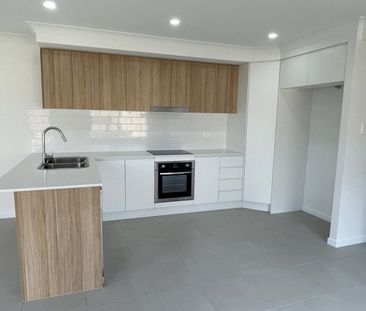 Stylish, Modern & Compact Family Home - Photo 4